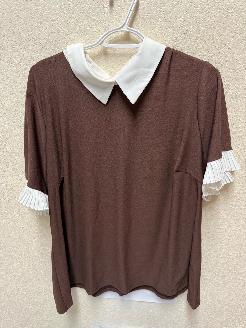 Womens AUW brand top features a contrasting white collar Size 2X